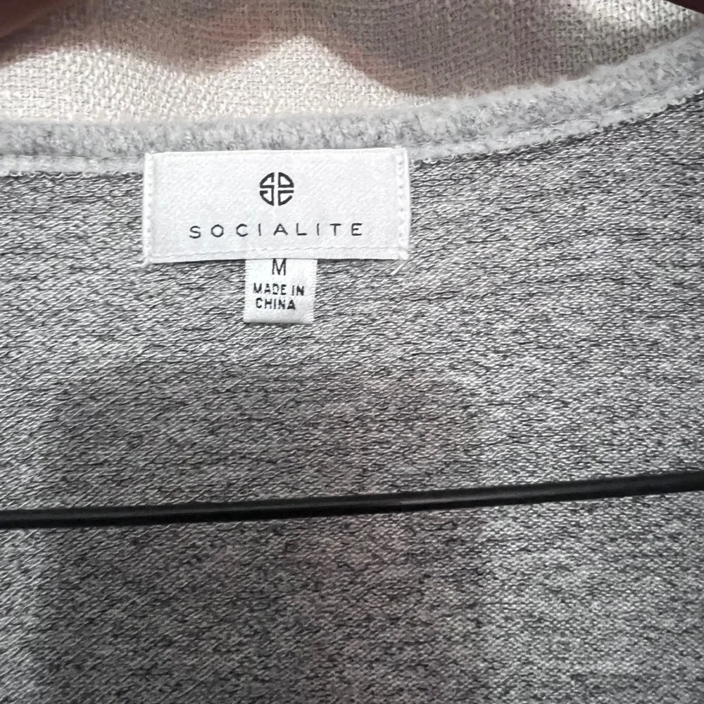 SOCIALITE Gray Heathered Soft Cozy Knit V Neck Pullover Sweater Top Women's Sz M